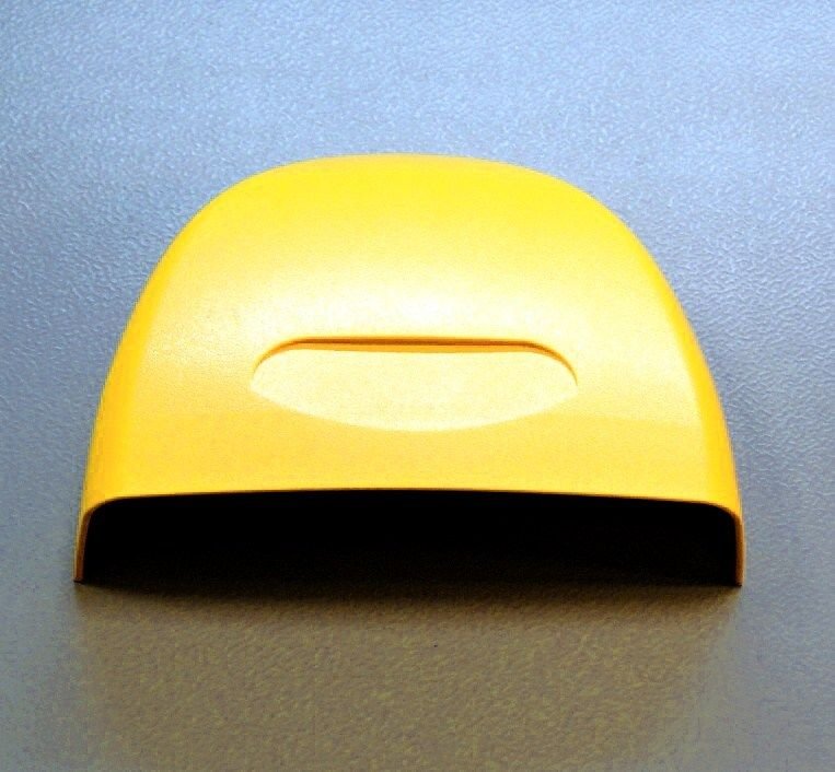 Žlutá plastová krytka přes baterie / ACE